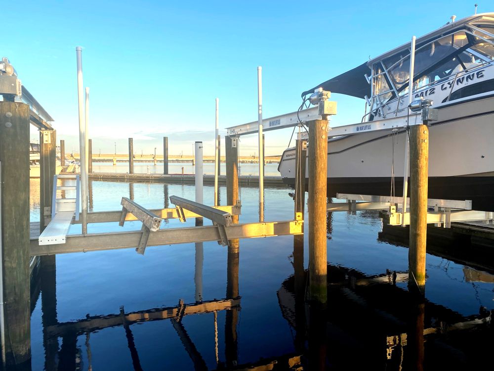 40′ Wet Slip with 13,000-lb Boat Lift | New Bern Grand Marina | Historic Downtown New Bern, NC